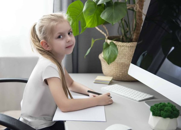 Quelle est la meilleure approche pour initier les enfants à la cybersécurité à travers des jeux éducatifs?